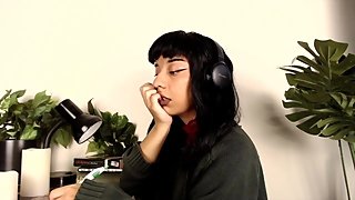 LOFI BEATS TO RELAX/STUDY TO GIRL TAKES BREAK FROM STUDYING