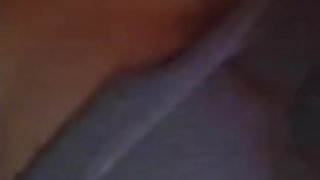 Ћежит на кровати и показывает грудь в Periscope