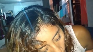 A esta jovencita le fascina chuparme la verga y tragarse todo mi miembro.