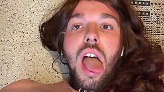 Petite pute se gicle du foutre dans les yeux