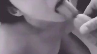 Ma copine me suce et je finis sur le visage