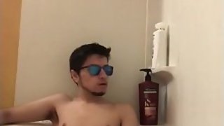 Teen boy pisses all over his chest