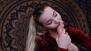 Kat Soless likes to eat her own feet (foot worship)
